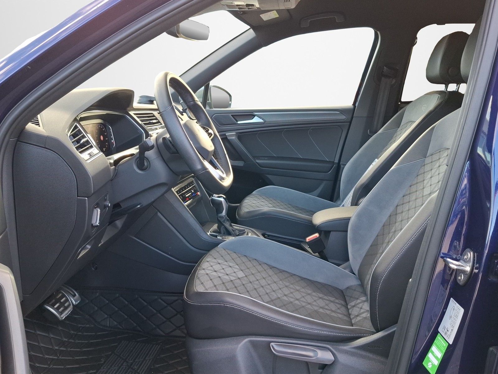 VW Tiguan Allspace 2.0 TSI R-Line 4Motion DSG / NAV - Image 9