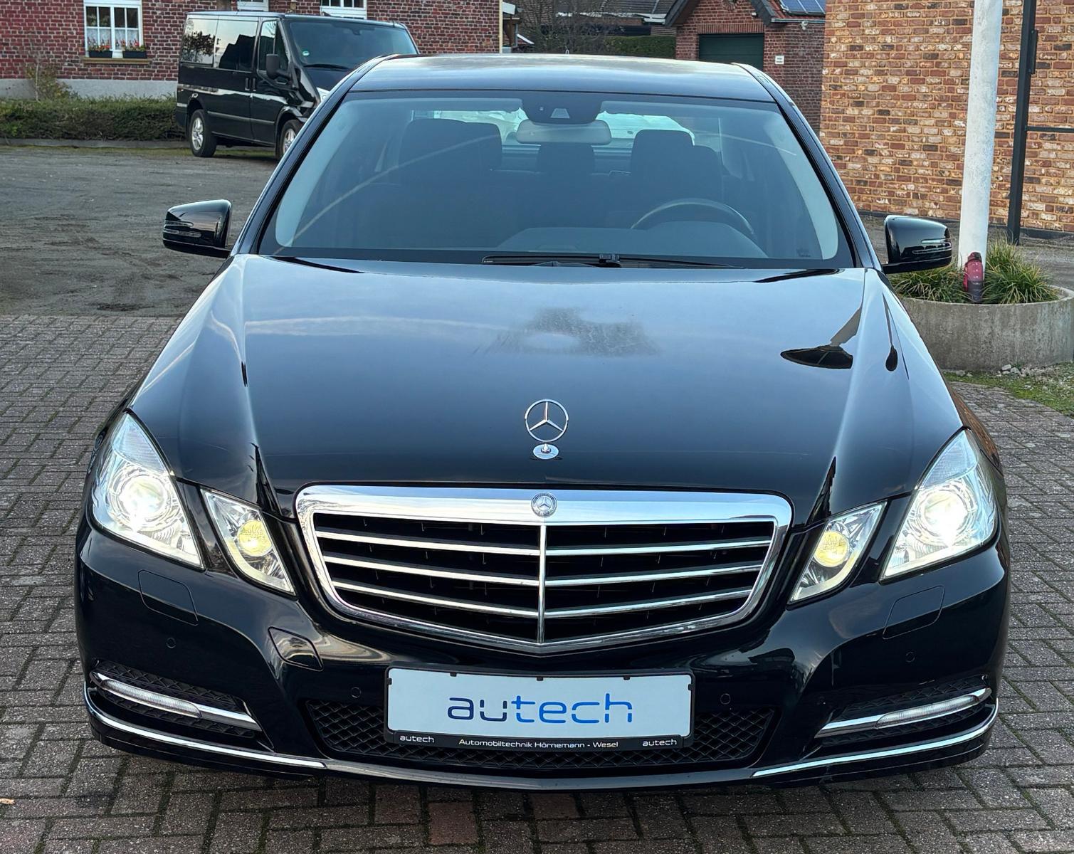 Mercedes-Benz E 200 CGI Elegance / 7G-Tronic / PDC / wenig KM