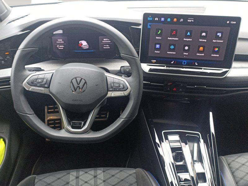 Fahrzeugabbildung Volkswagen Golf VIII 1.5 eTSI DSG R-Line