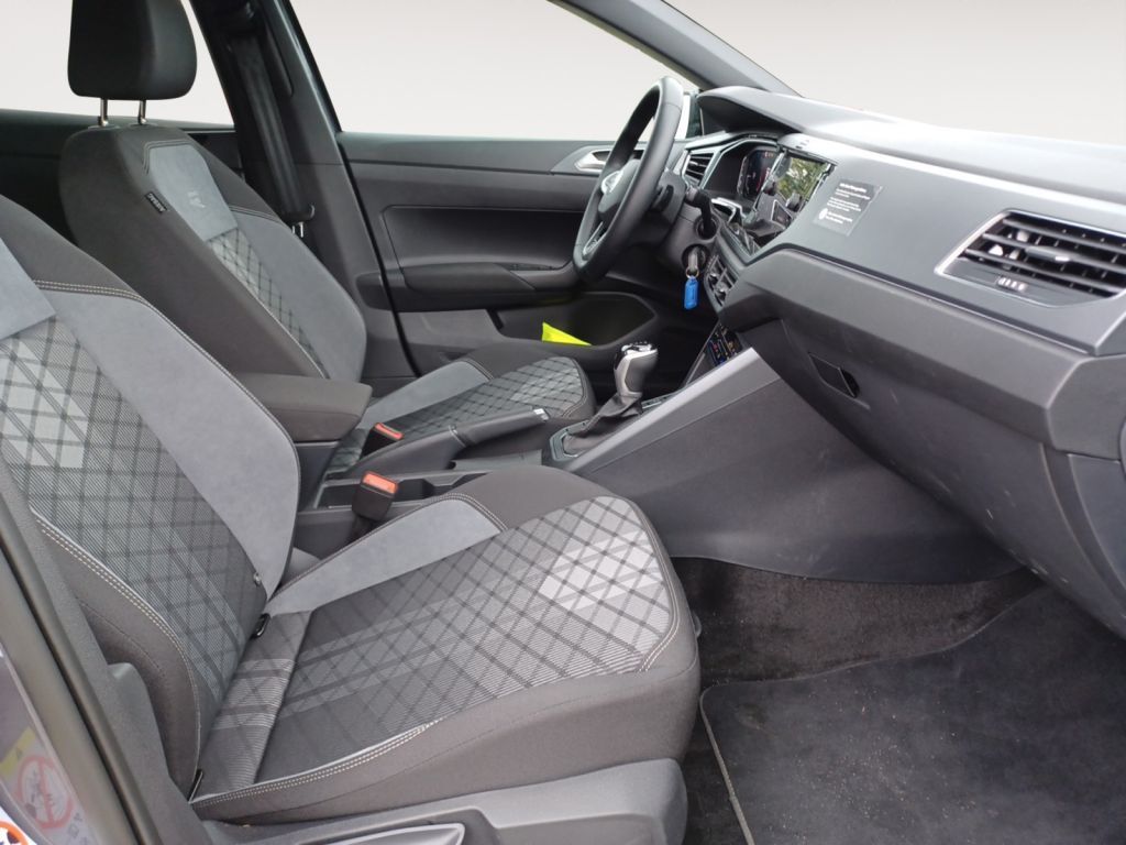Fahrzeugabbildung Volkswagen Polo 1.0 TSI DSG R-Line ACC, Climatronic,Navi,SH