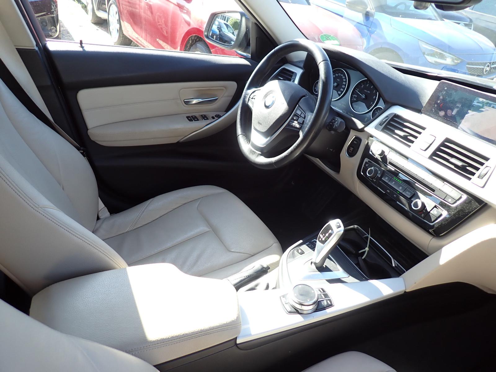 BMW 330i xDrive Advantage LED Leder Memory 1. Hand