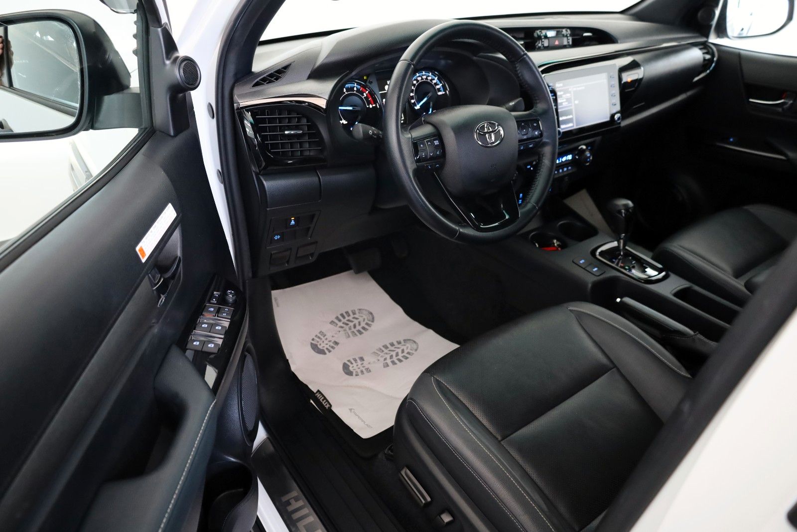 Fahrzeugabbildung Toyota Hilux 2.8 D-4D Invincible,ACC,Rollo,Rollbüg.,AHK