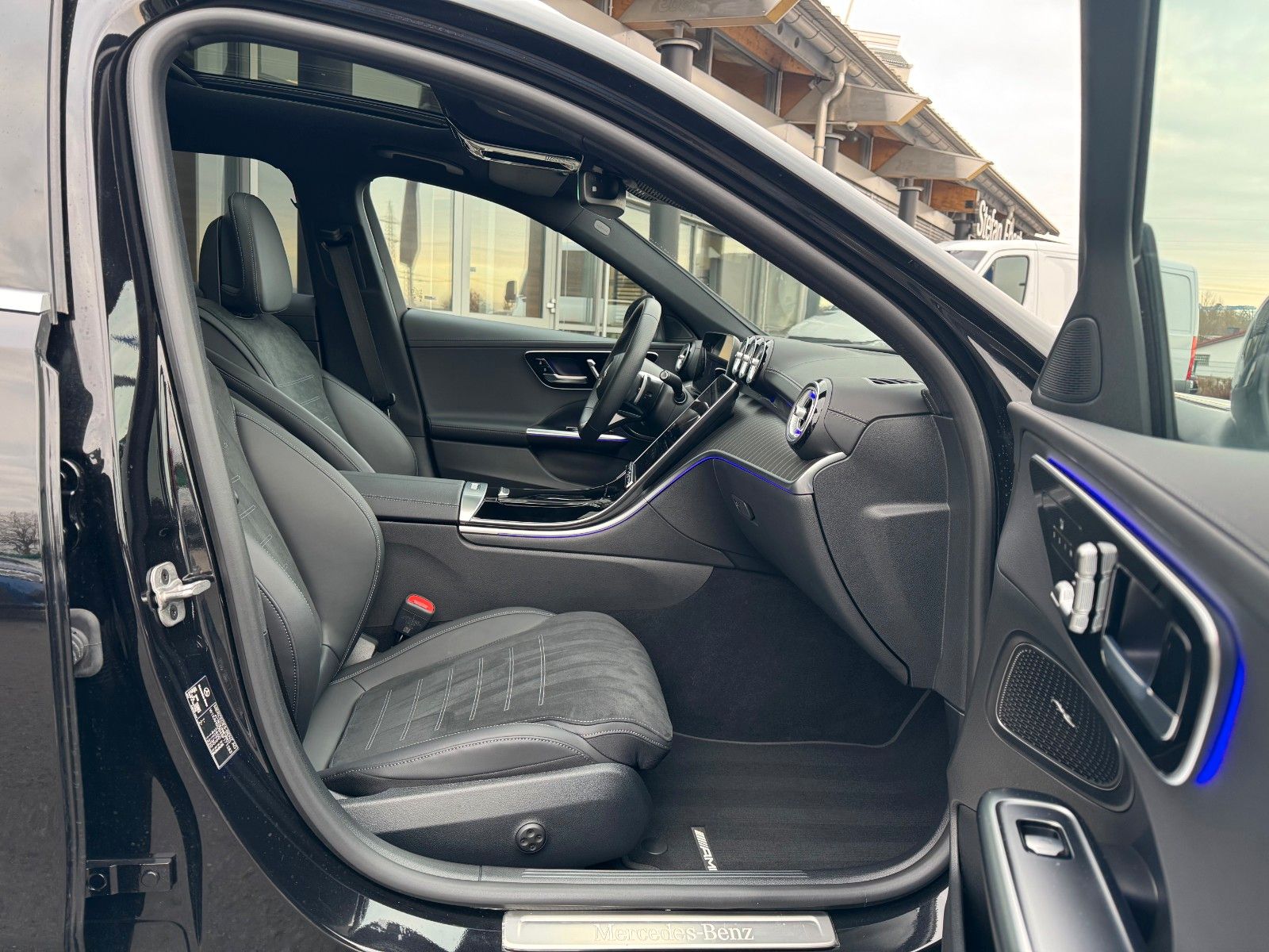 Fahrzeugabbildung Mercedes-Benz C 200d T AMG+Pano+AHK+Distr+Digital+360