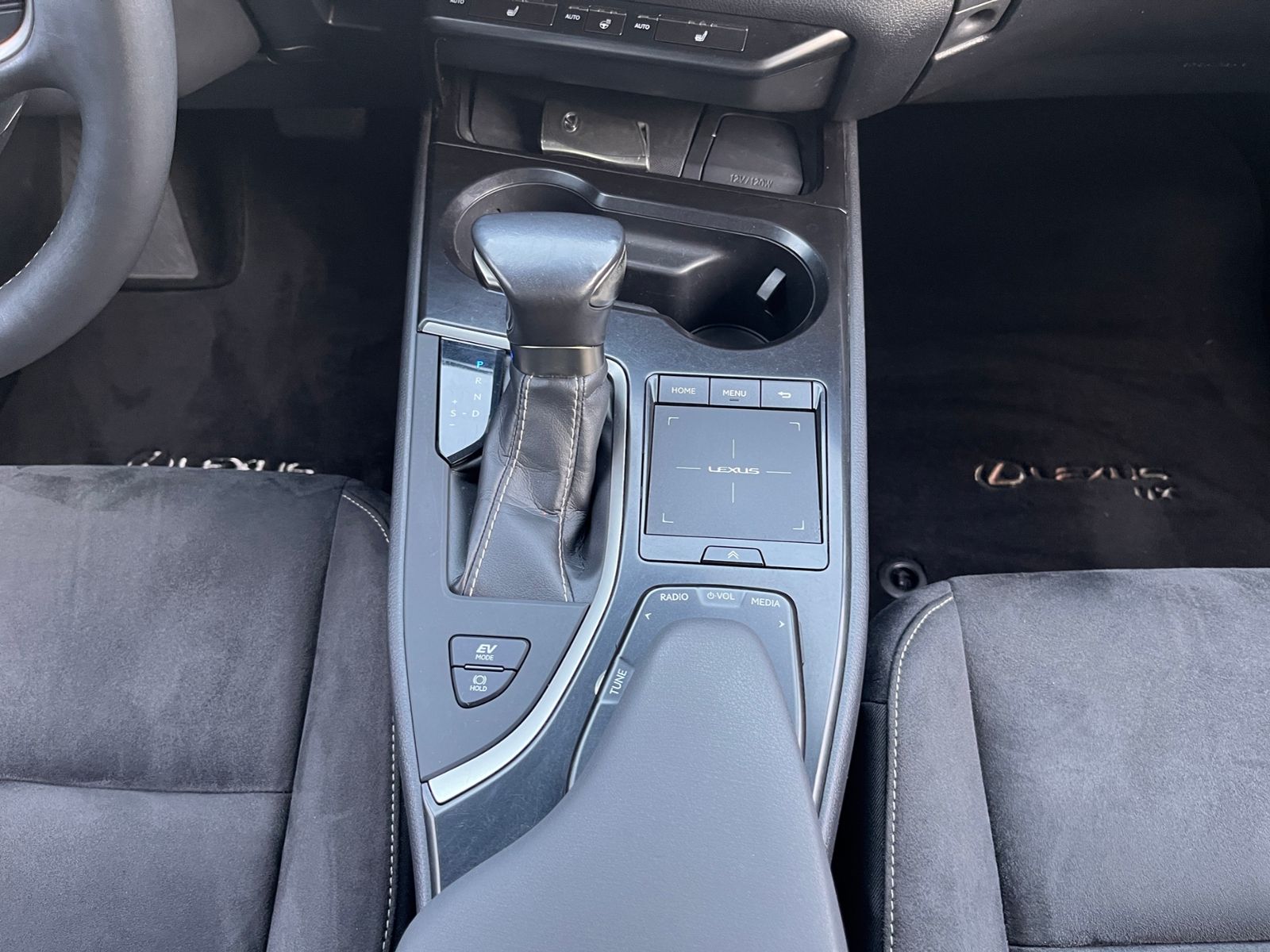 Fahrzeugabbildung Lexus UX 250 h Launch Edition LED NAV SHZ RFK