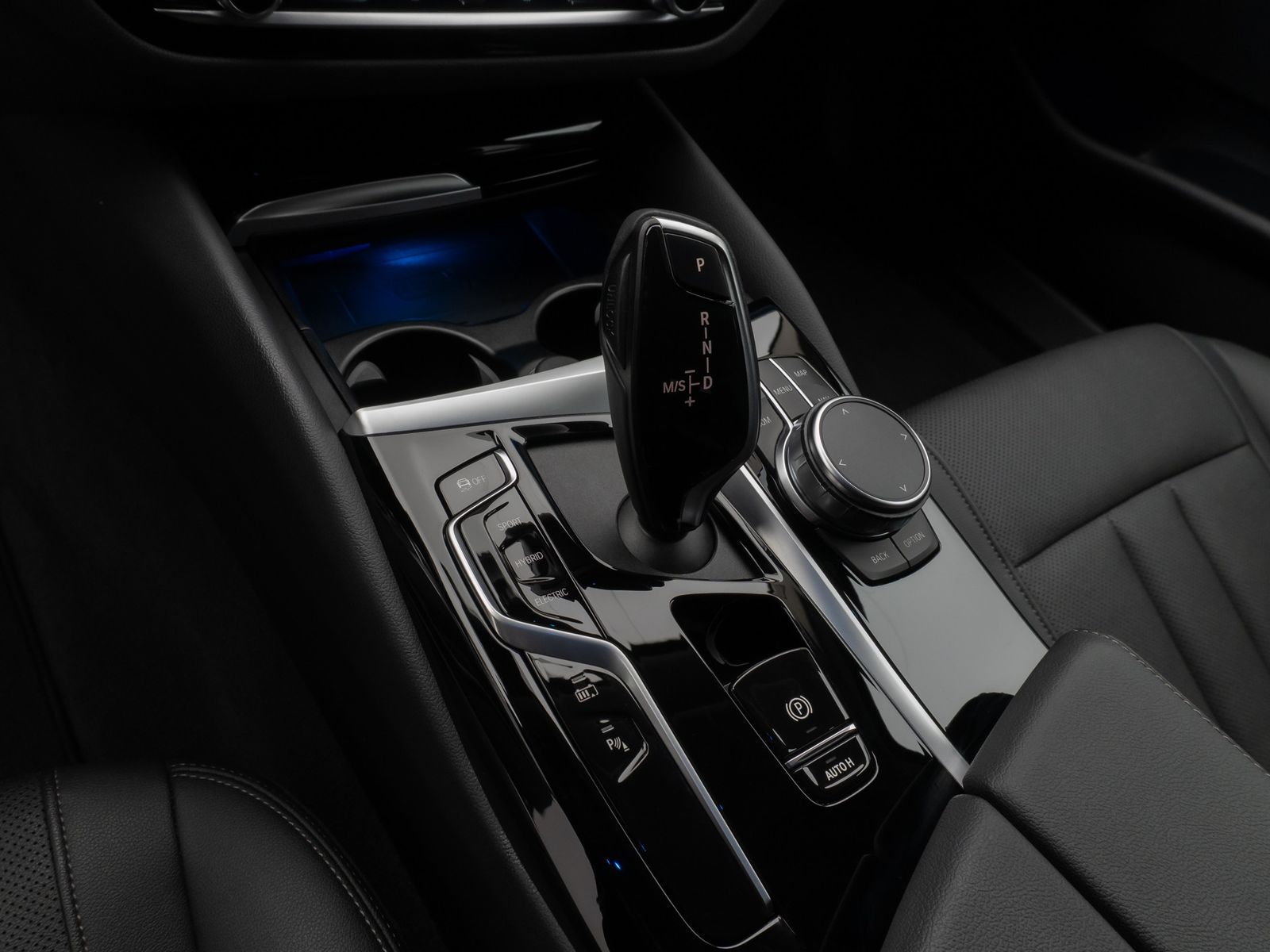 Fahrzeugabbildung BMW 530e Kamera Laser HUD DAB AHK Komfort AlarmLeder