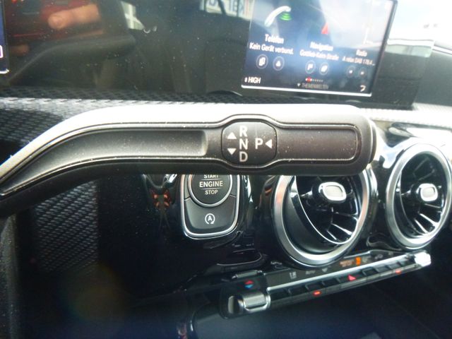 Fahrzeugabbildung Mercedes-Benz CLA 180 Shooting Brake >AUT/NAVI/Teilleder<