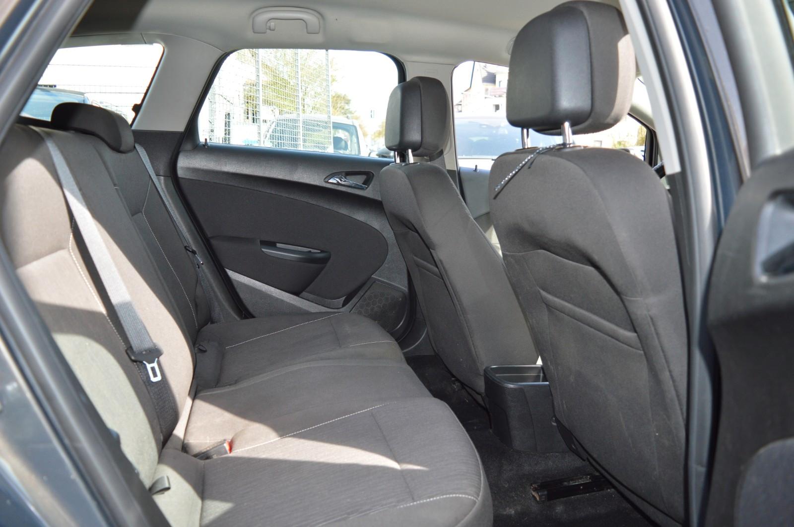 Opel Astra 2013 — photo 11