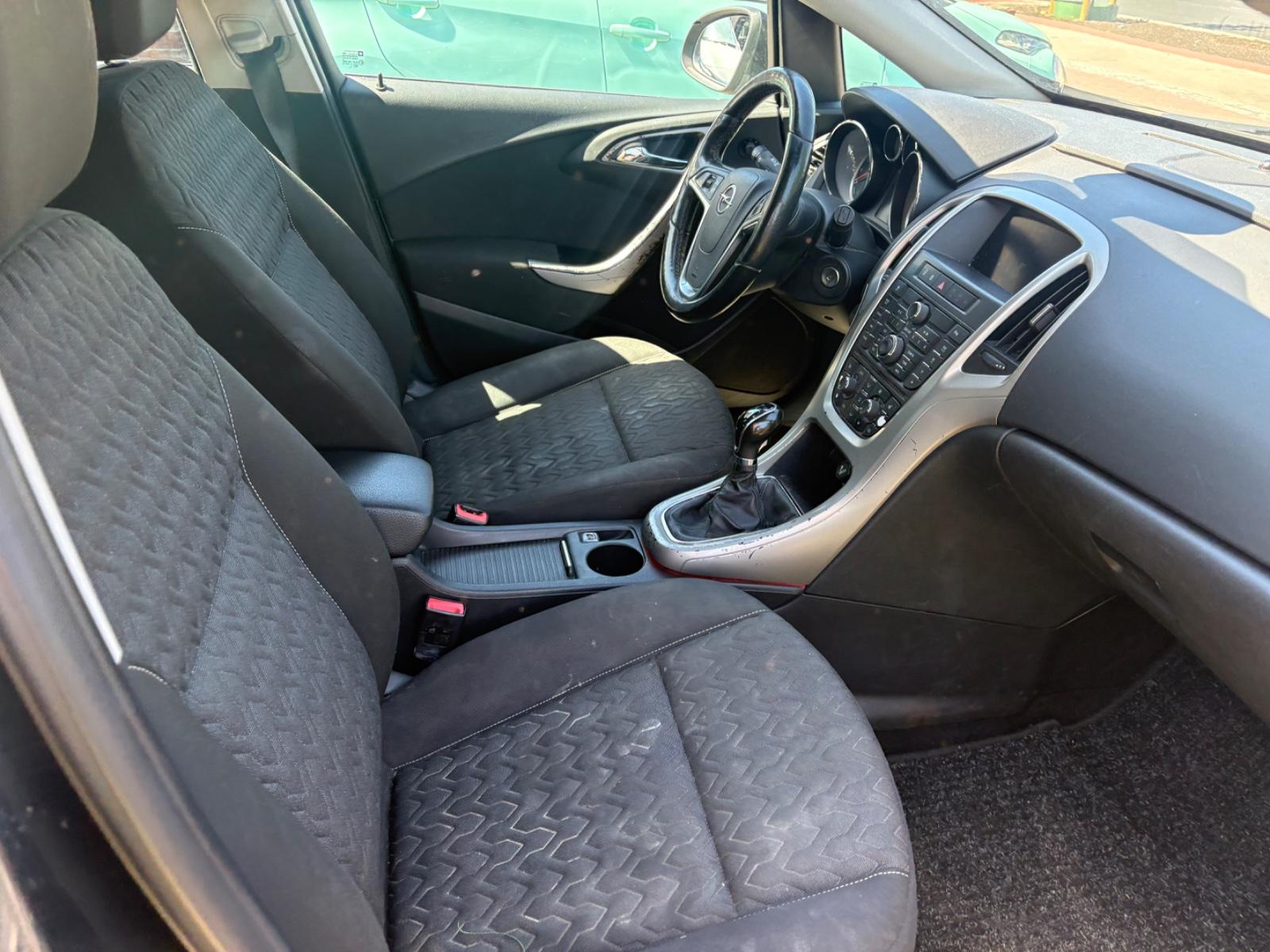Opel Astra 2013 — photo 10