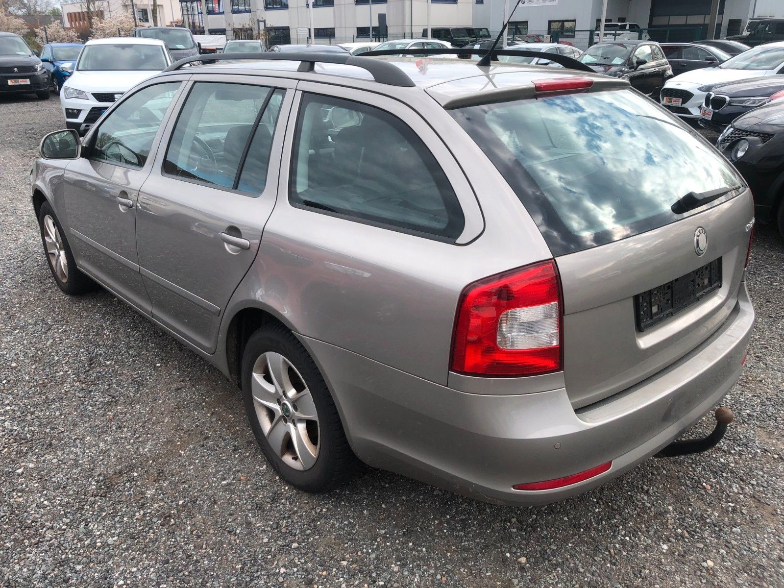 Fahrzeugabbildung SKODA Octavia Combi Elegance Unfall Front