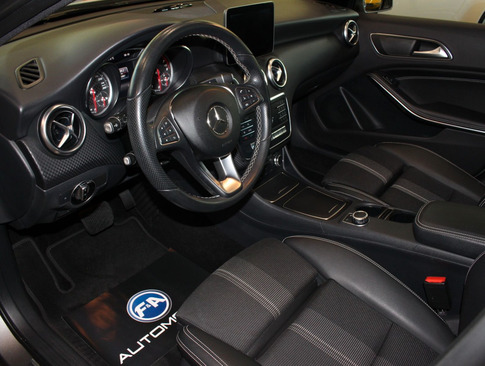 Fahrzeugabbildung Mercedes-Benz A 200 BlueEfficiency Urban 2. Hand*LED*Pano