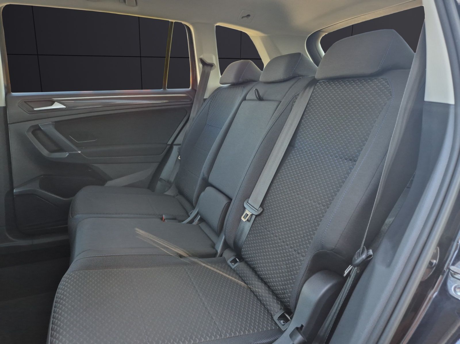 Fahrzeugabbildung Volkswagen Tiguan Allspace TSI United LED Navi ACC PDC SH L