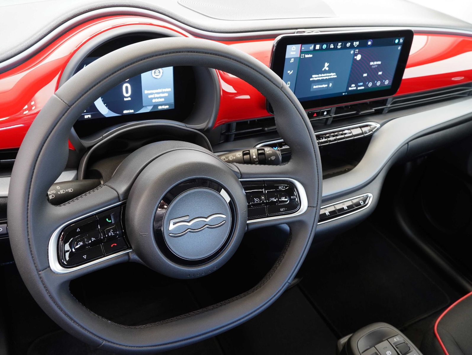Fahrzeugabbildung Fiat 500e Red 70KW/23,8kWh/DC-LADEN/KAMERA