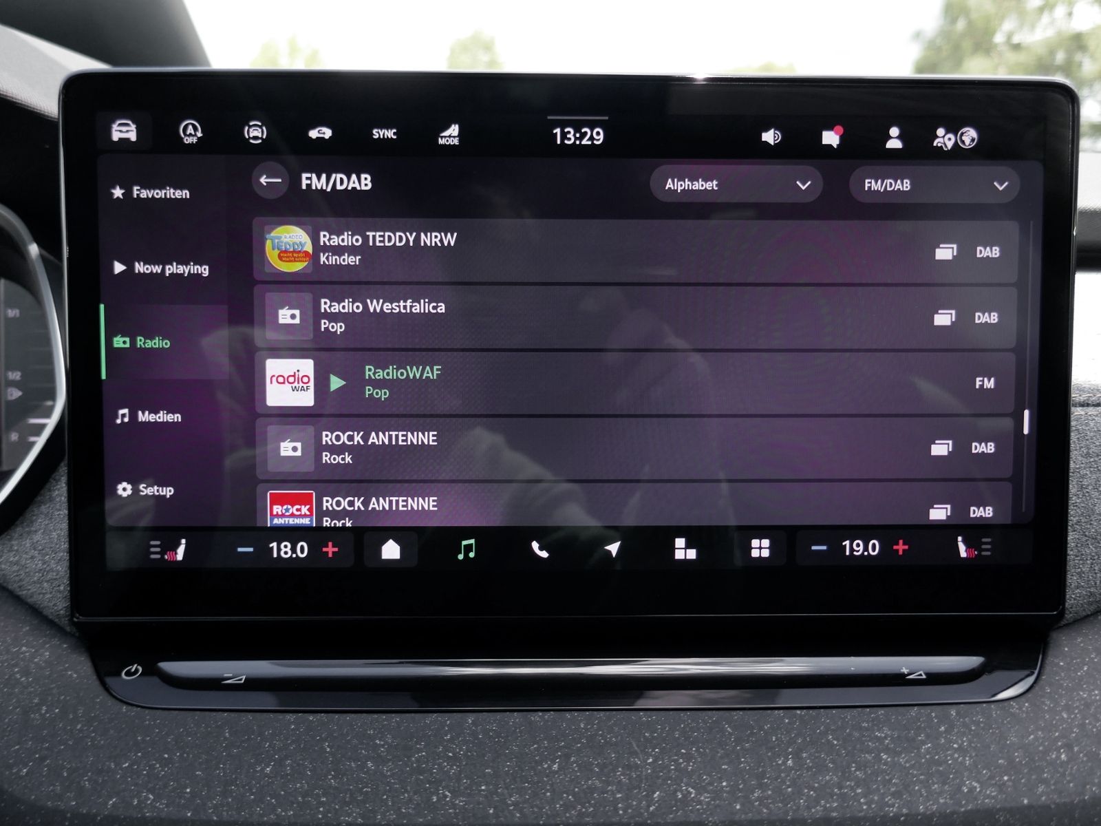 Fahrzeugabbildung SKODA Octavia Combi Tour 2.0 TDI | LED RFK ACC Navi