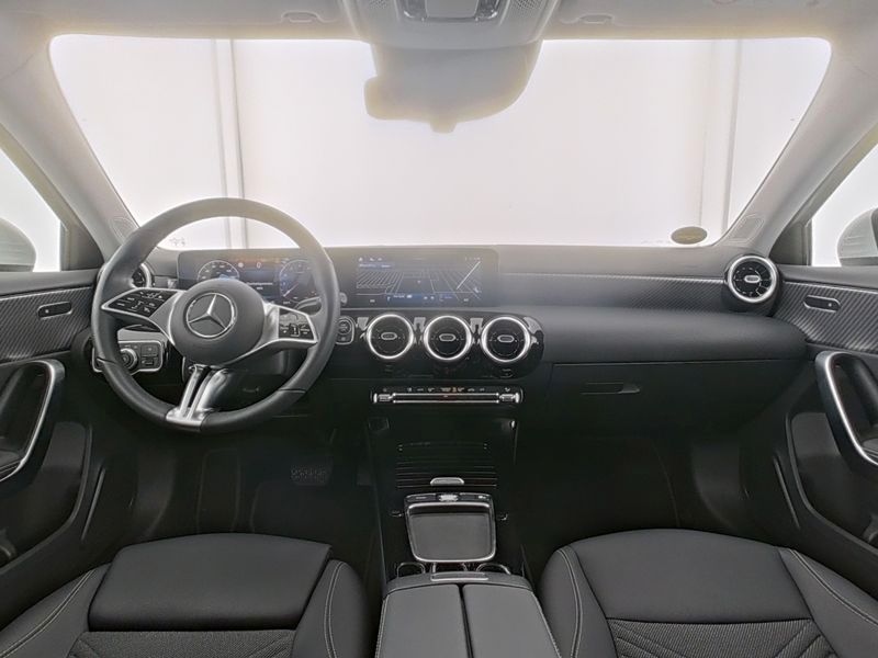 Fahrzeugabbildung Mercedes-Benz A 180 PROGRESSIVE+PANO+LENKRADHEIZ+KAMERA+