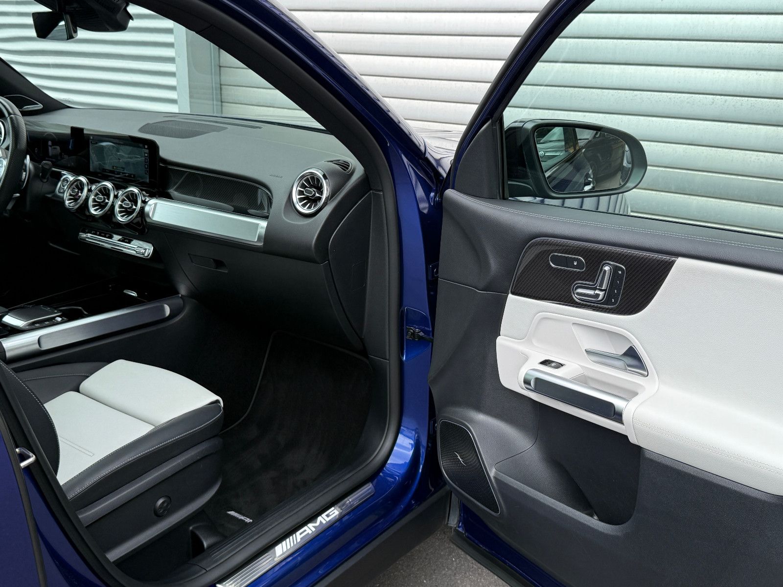 Fahrzeugabbildung Mercedes-Benz GLB 35 AMG 4Matic ACC Burmester 360°K Pano Night