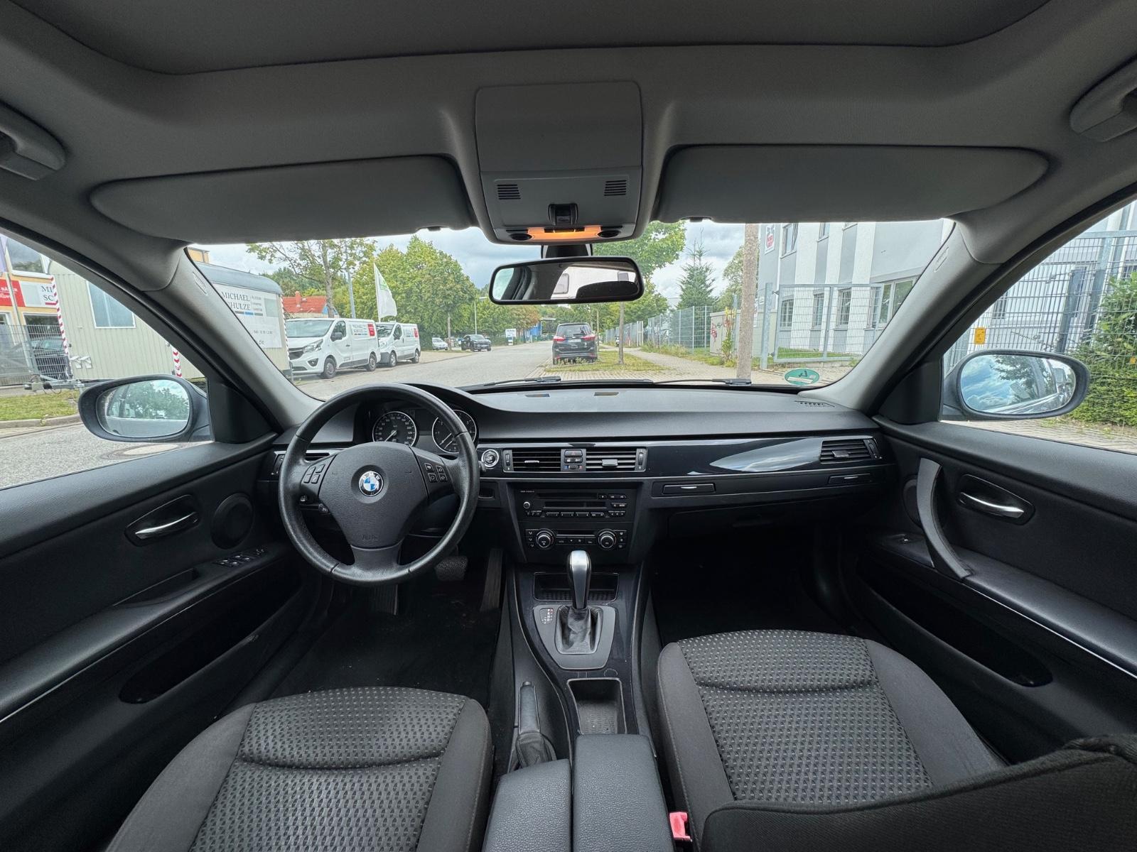 BMW 318 2011 — photo 8