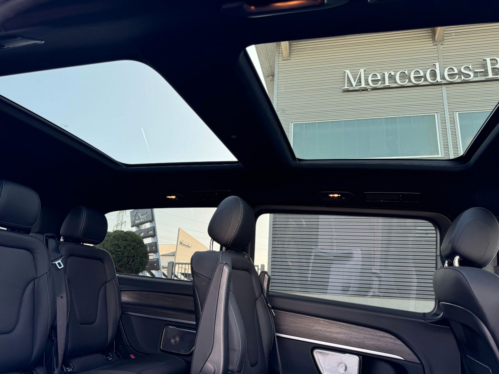 Fahrzeugabbildung Mercedes-Benz V 300 d 4MATIC AVA AMG AIRMATIC AHK DISTRONIC