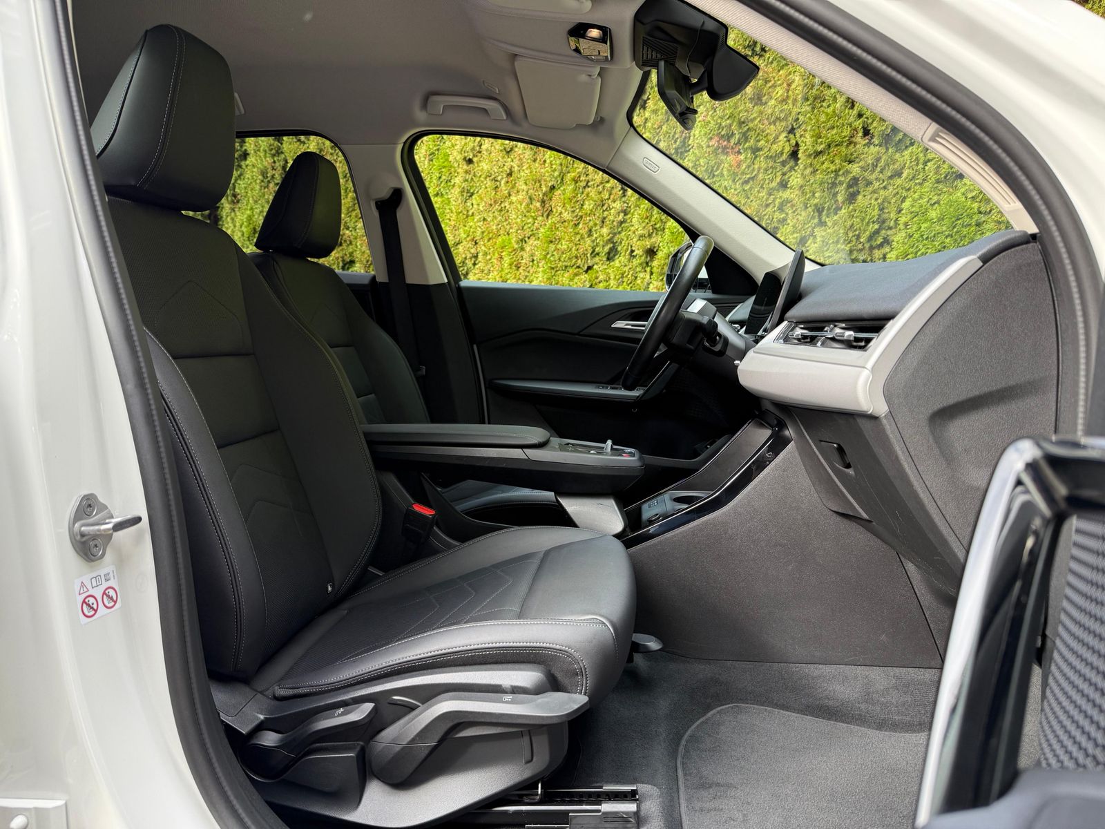 Fahrzeugabbildung BMW iX1 30 xDrive 64 kWh SHADOW+LIFE+SHZ+KAM+LEDER+M
