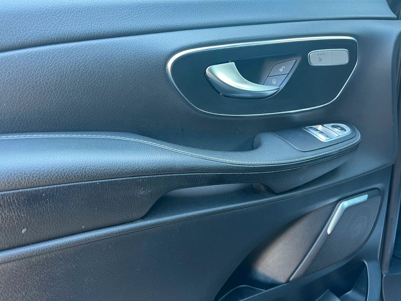 Fahrzeugabbildung Mercedes-Benz V 300d Avantgarde Edition 2020 4Matic Lang