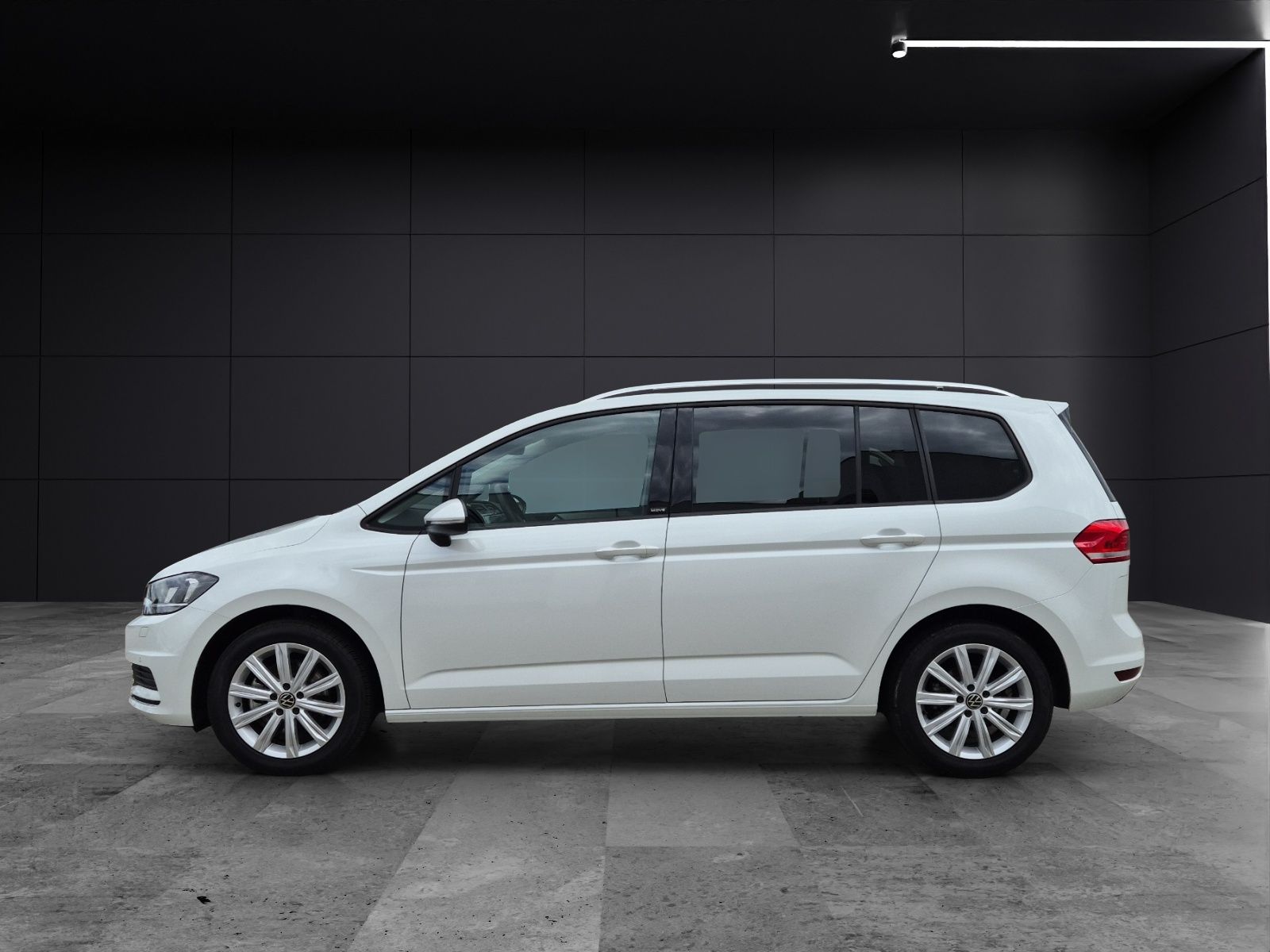 Fahrzeugabbildung Volkswagen Touran TSI Move 7-Si AHK Navi AID ACC PDC SH LM