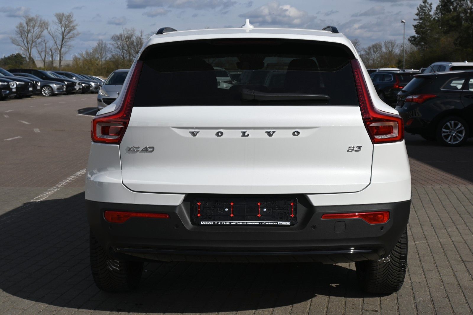 Fahrzeugabbildung Volvo XC40 B3 DKG Plus Dark*H&K*FSHZG*360°*ACC*AHK