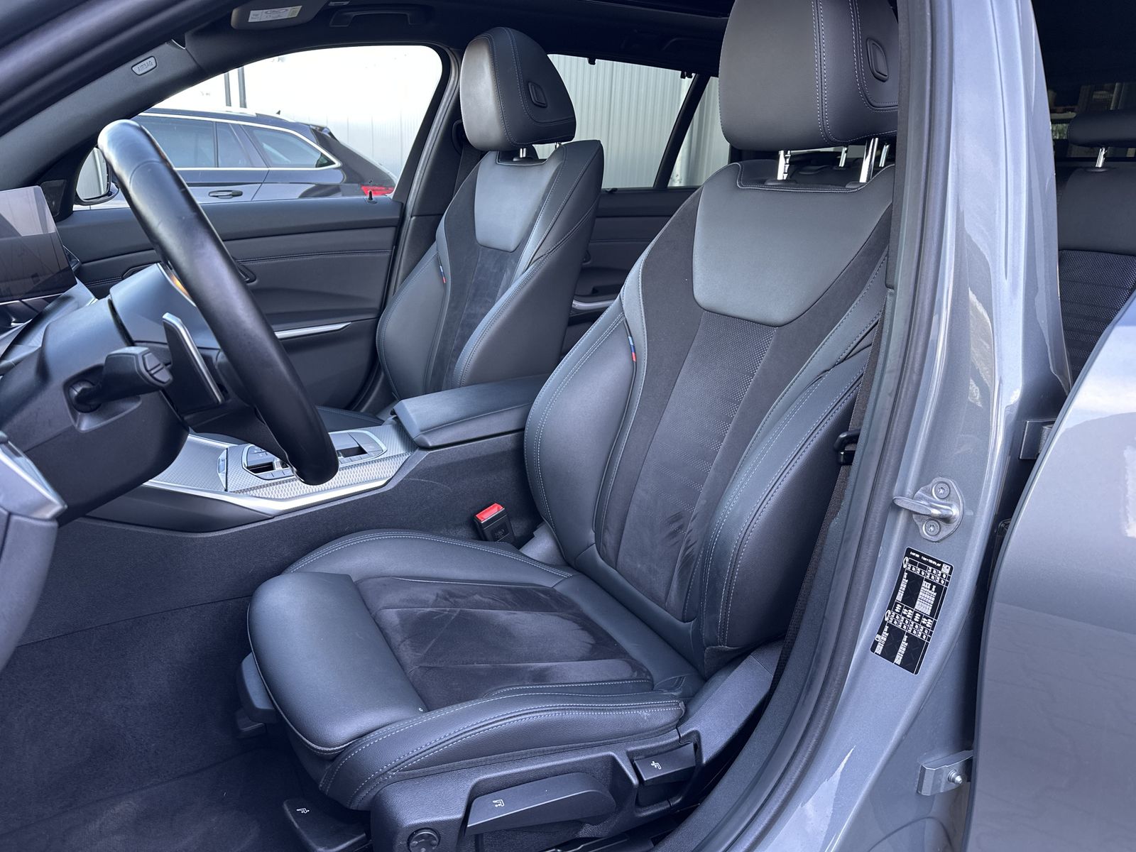 Fahrzeugabbildung BMW 320d Touring M-Sport NAV+LED+ACC+PANO+H&K+KAMERA