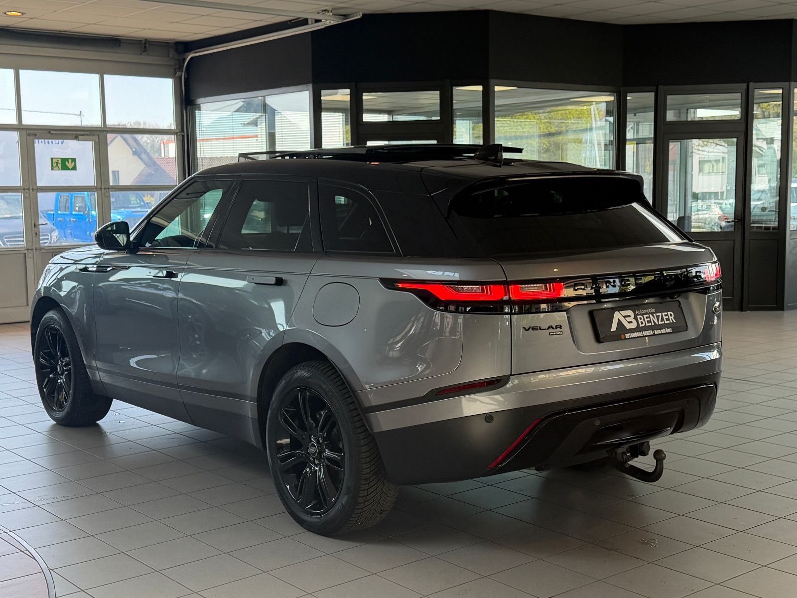 Fahrzeugabbildung Land Rover Range Rover Velar Hybrid S P400e /PANO/MERIDIAN/