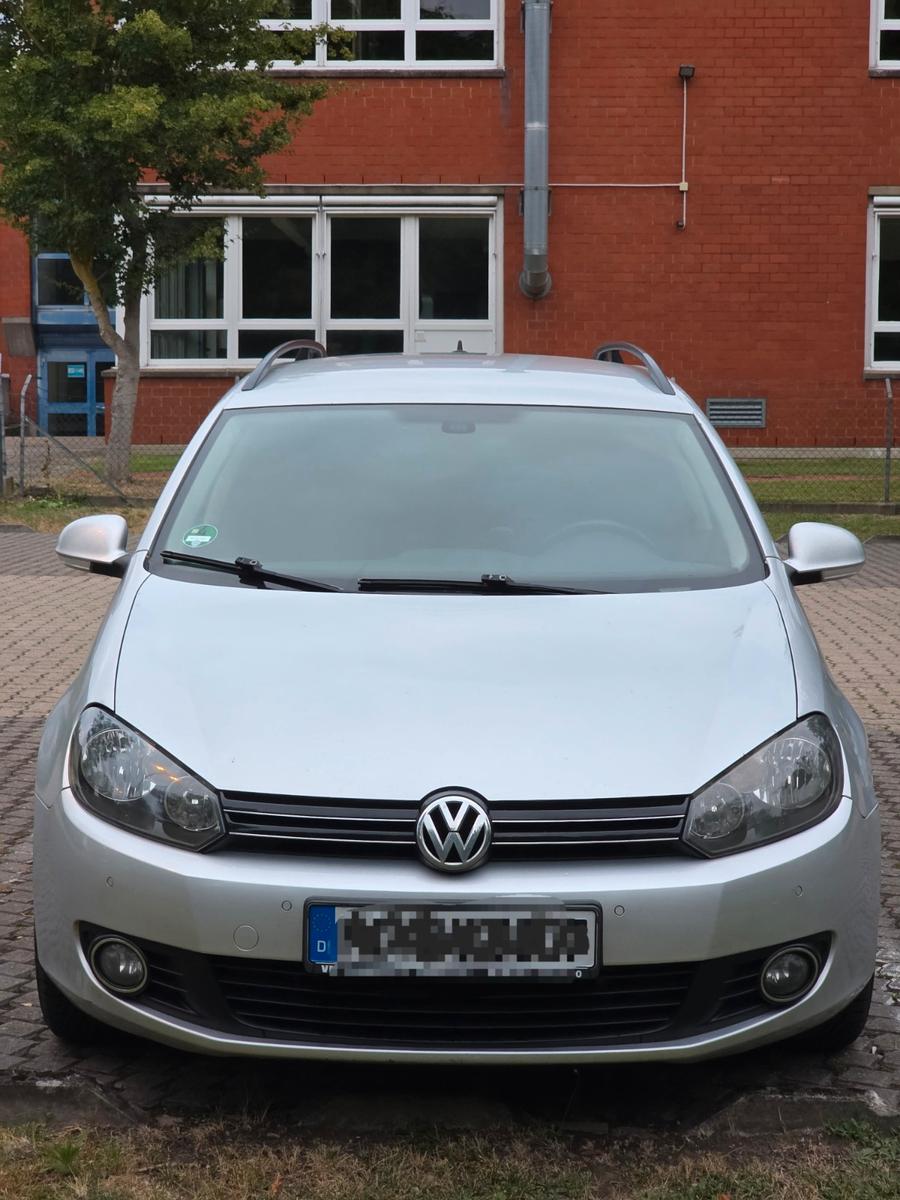 Volkswagen Golf 2011 — rear view