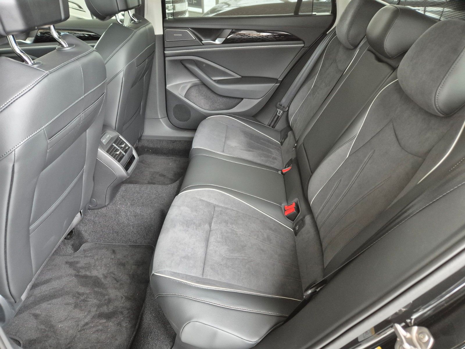 Volkswagen Passat Variant Elegance 2.0 TDI AHK PANO ProMax foto 5