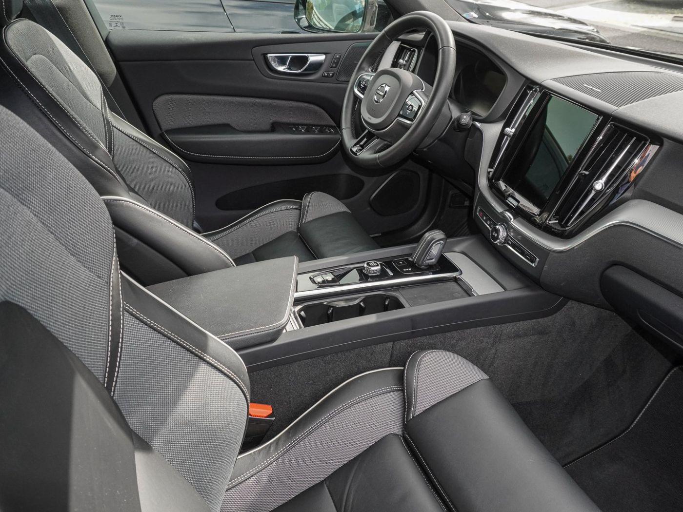 Volvo XC60 B4 B R-Design STANDHZG PANO AHK 360° H&K LE