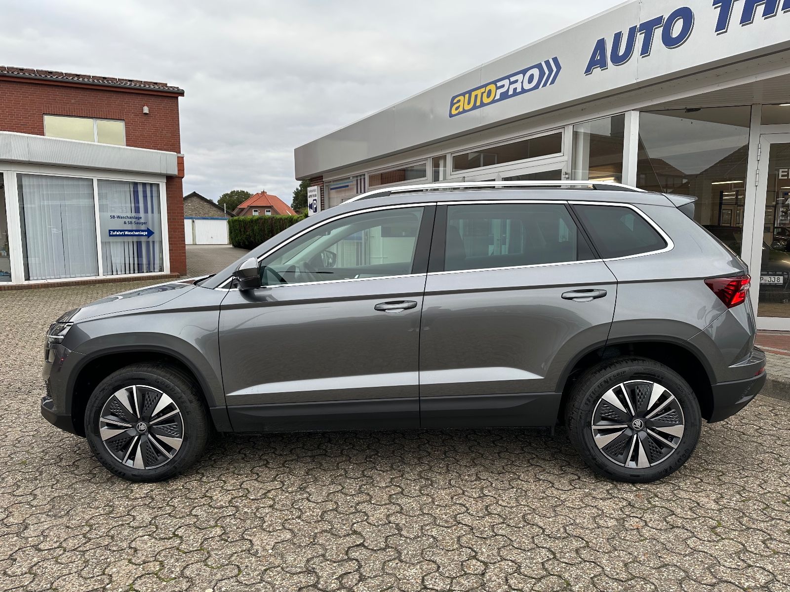 Fahrzeugabbildung SKODA Karoq 1.5 TSI Selection DSG AHK/Navi/ACC/LED/SHZ