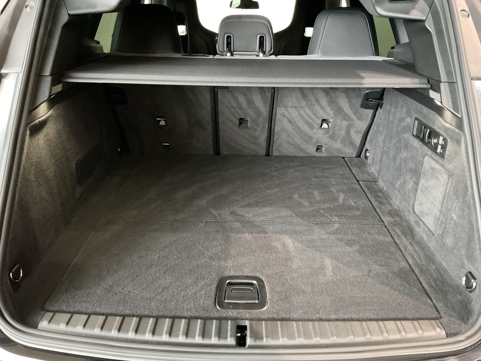 Fahrzeugeinzelansicht 15 Fahrzeugabbildung BMW iX xDrive60 M Sportpaket, Luftfederung, Sitzbelü