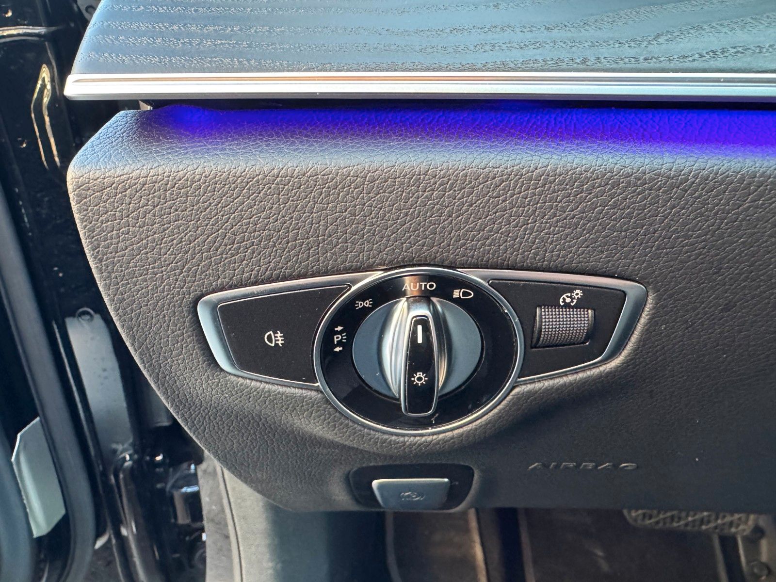 Fahrzeugabbildung Mercedes-Benz E 220d Avantgarde+Pano+AHK+DistrPlus+MultiBeam+