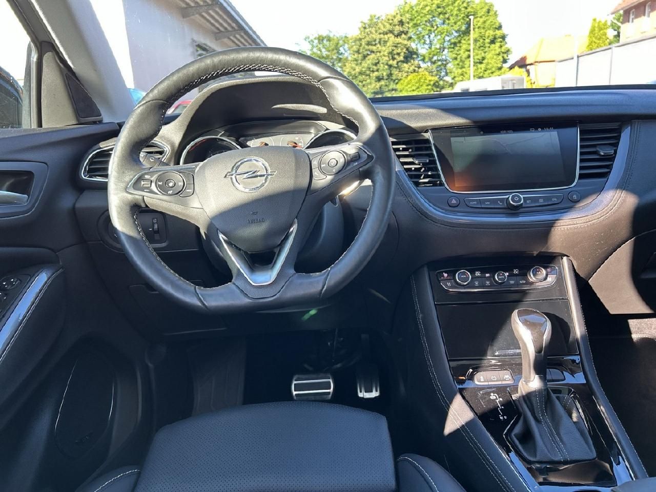 Fahrzeugabbildung Opel Grandland Ultimate 1.6 AT, AHK