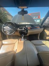 BMW X5 schwarz 4,8 Motor 8 Zylinder - BMW X5 aus 2007: 4.8