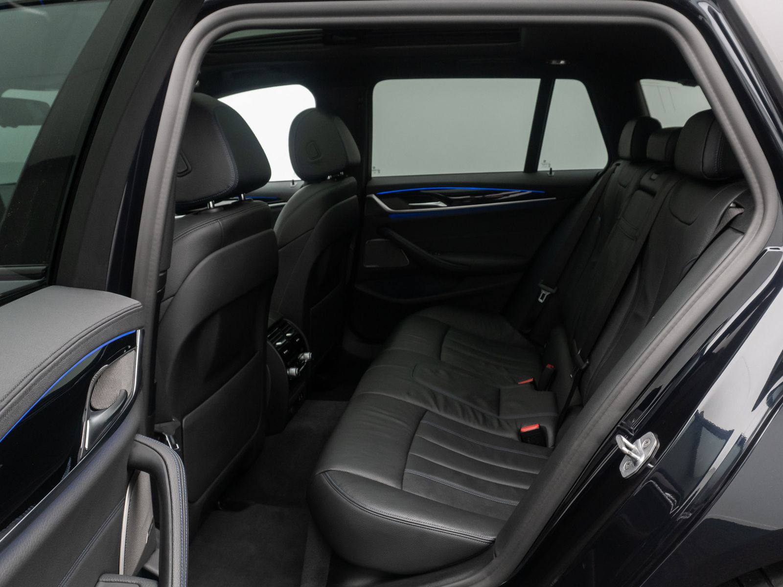 Fahrzeugabbildung BMW 540i xD M Sport DAB Panorama HUD H/K DispKey 20"