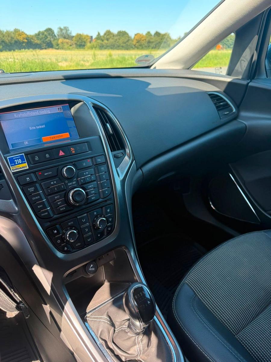 Opel Astra 2012 — photo 12