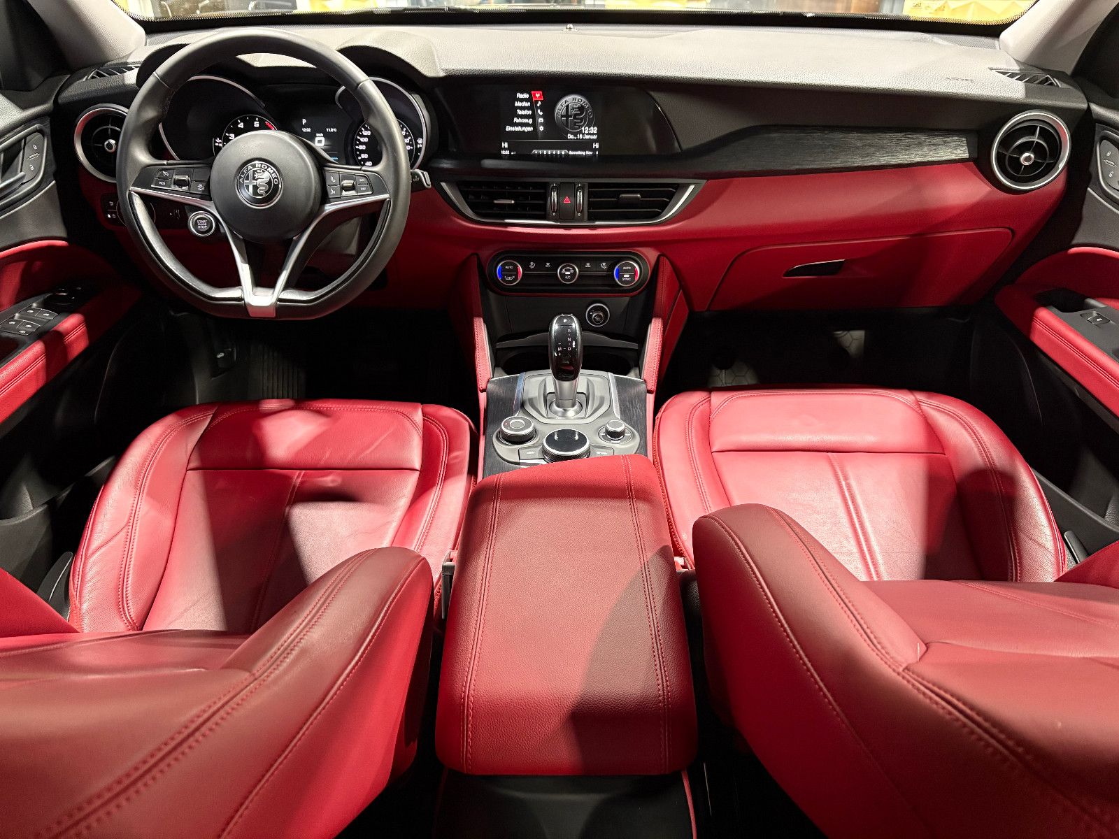 Fahrzeugabbildung Alfa Romeo Stelvio Super Q4/BI-XENON/PDC/AUTOMATIK/SPURHALT