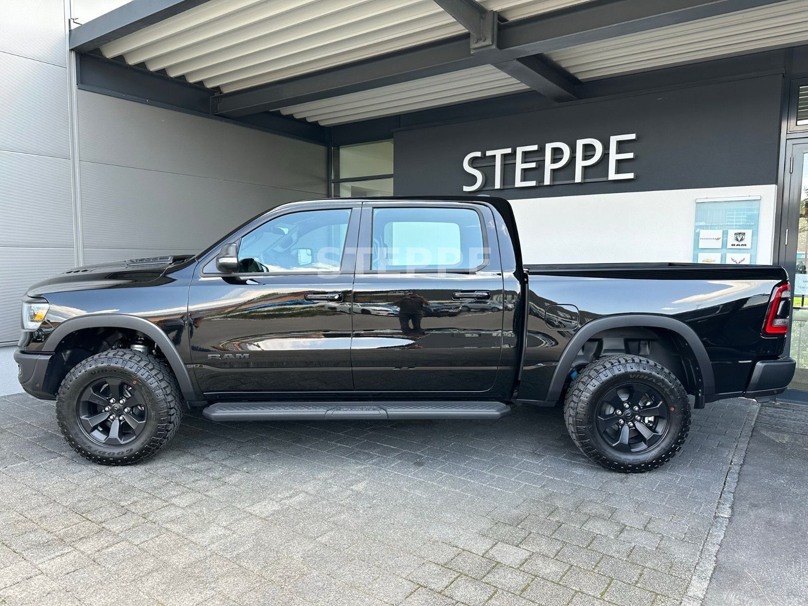 Dodge RAM 1500 REBEL 5,7V8 LPG NIGHT ACC, Luftfed,360°