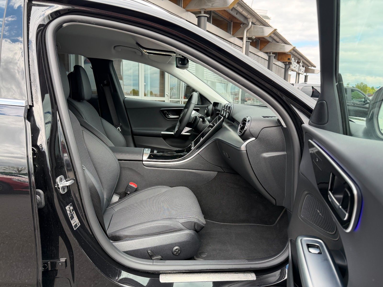 Fahrzeugabbildung Mercedes-Benz C 180 T Avantgarde AHK+TOTW+R-Kamera+DAB