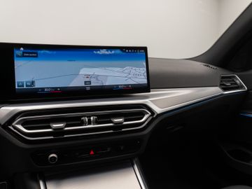 Fahrzeugabbildung BMW 330e Tour M Sport Komfortzugang Kamera 18"M LMR