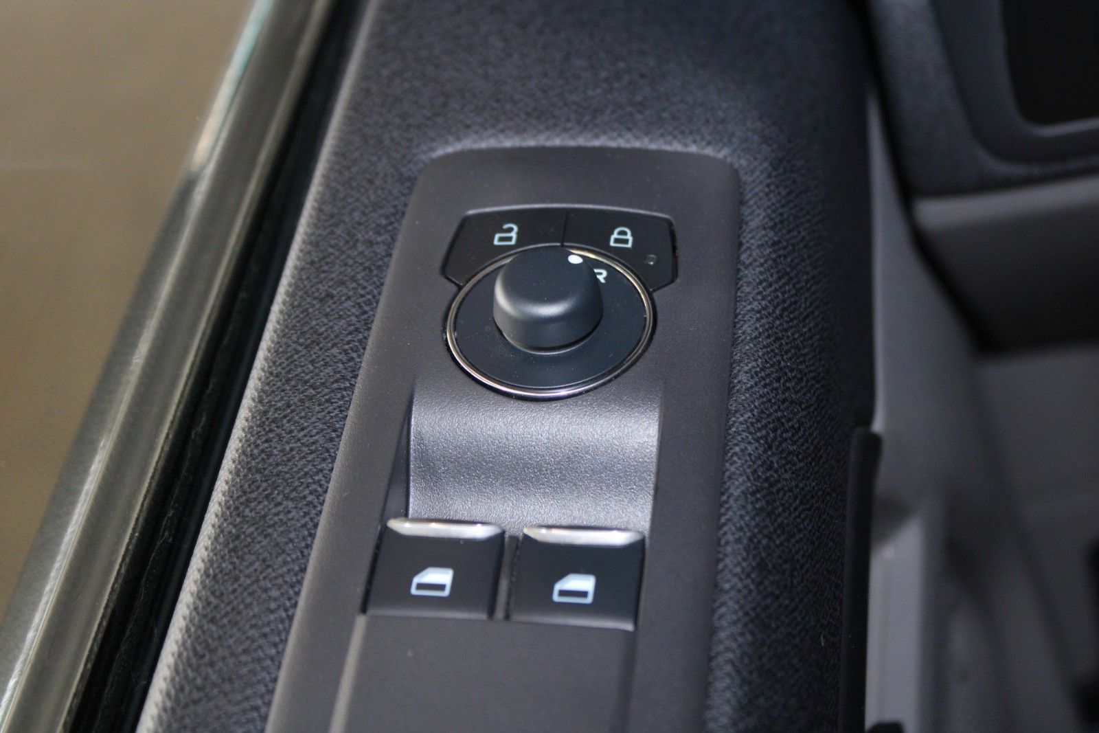 Fahrzeugabbildung Ford Tourneo Custom L1 TREND 8-Sitze LED NAVI CAM uvm