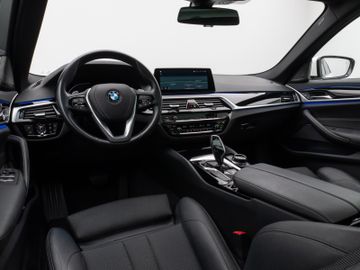 Fahrzeugabbildung BMW 520d xD Tour Sport Line Pano H/K Exklusiv Paket