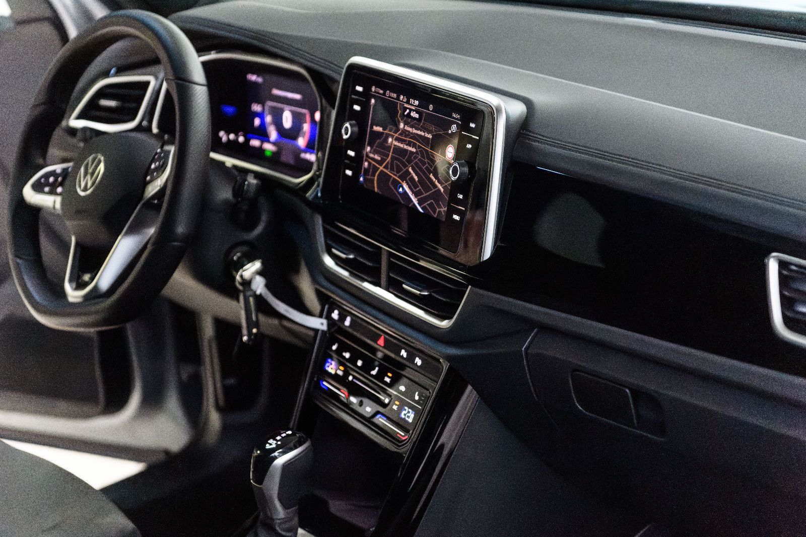 Fahrzeugabbildung Volkswagen T-Roc R-Line 1.5 TSI DSG LED+AHK+NAVI+ACC+KAMERA