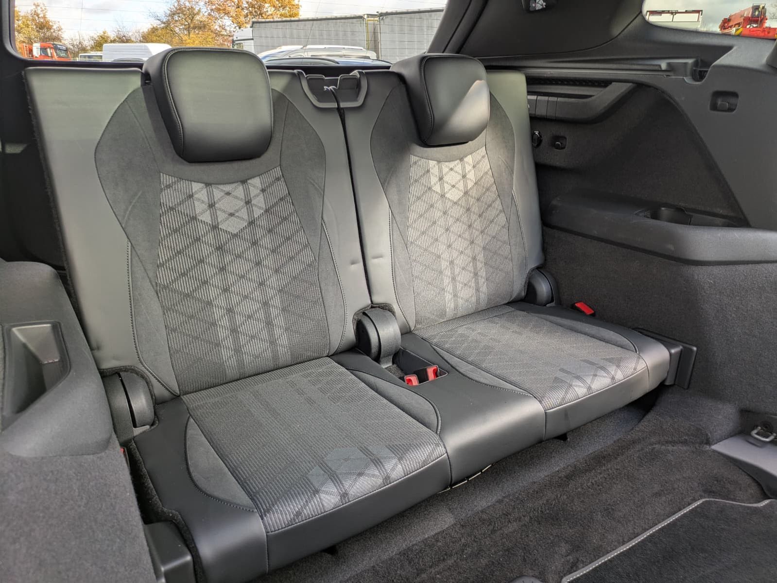 Fahrzeugabbildung Volkswagen Tayron 2.0 TDI 4M R-Line 7Si*MATRIX*AHK*PANO*HUD