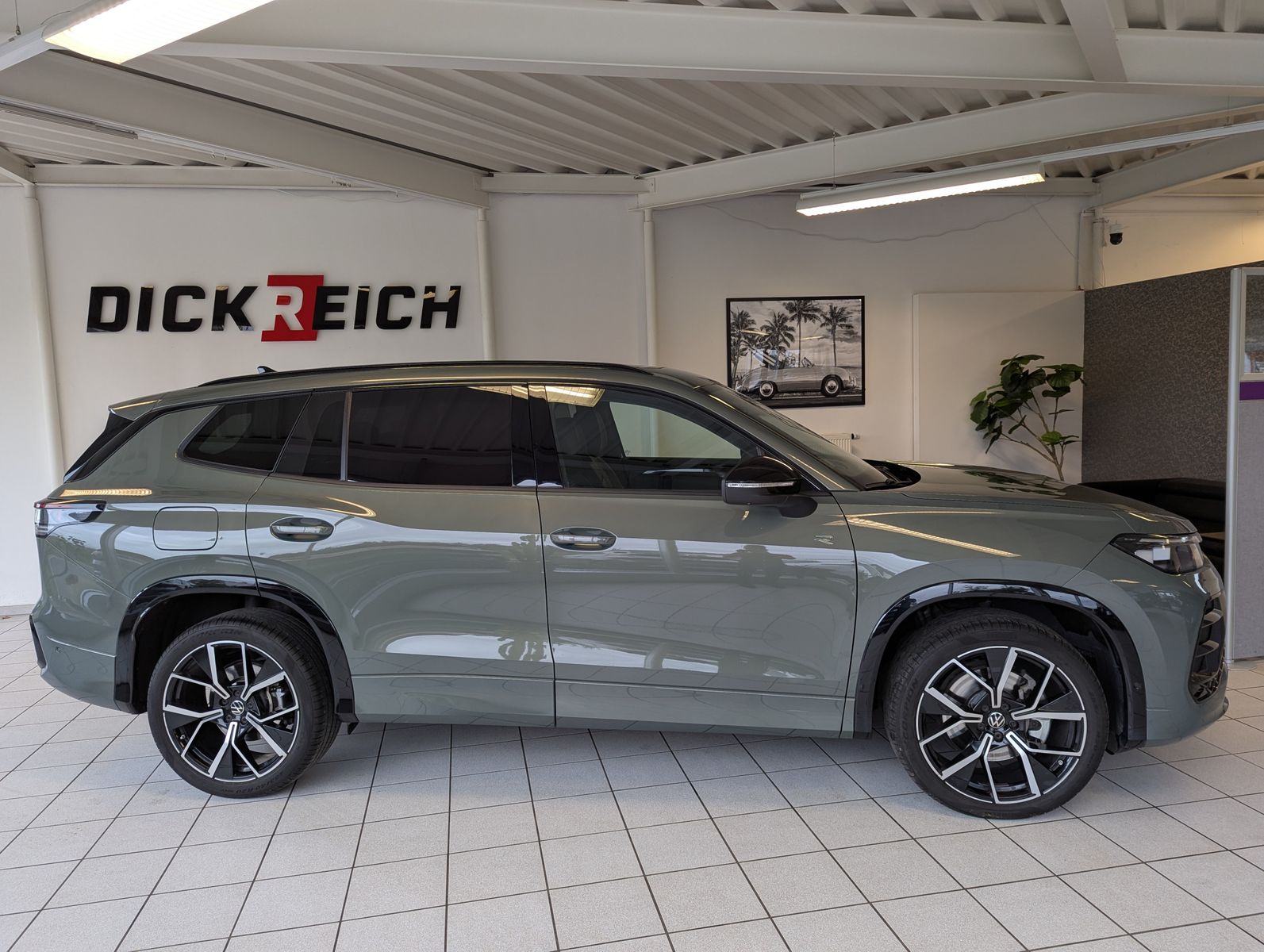 VW Tayron 2.0TDI 4M R-Line Launch Pano Black AHK 20 - Image 8