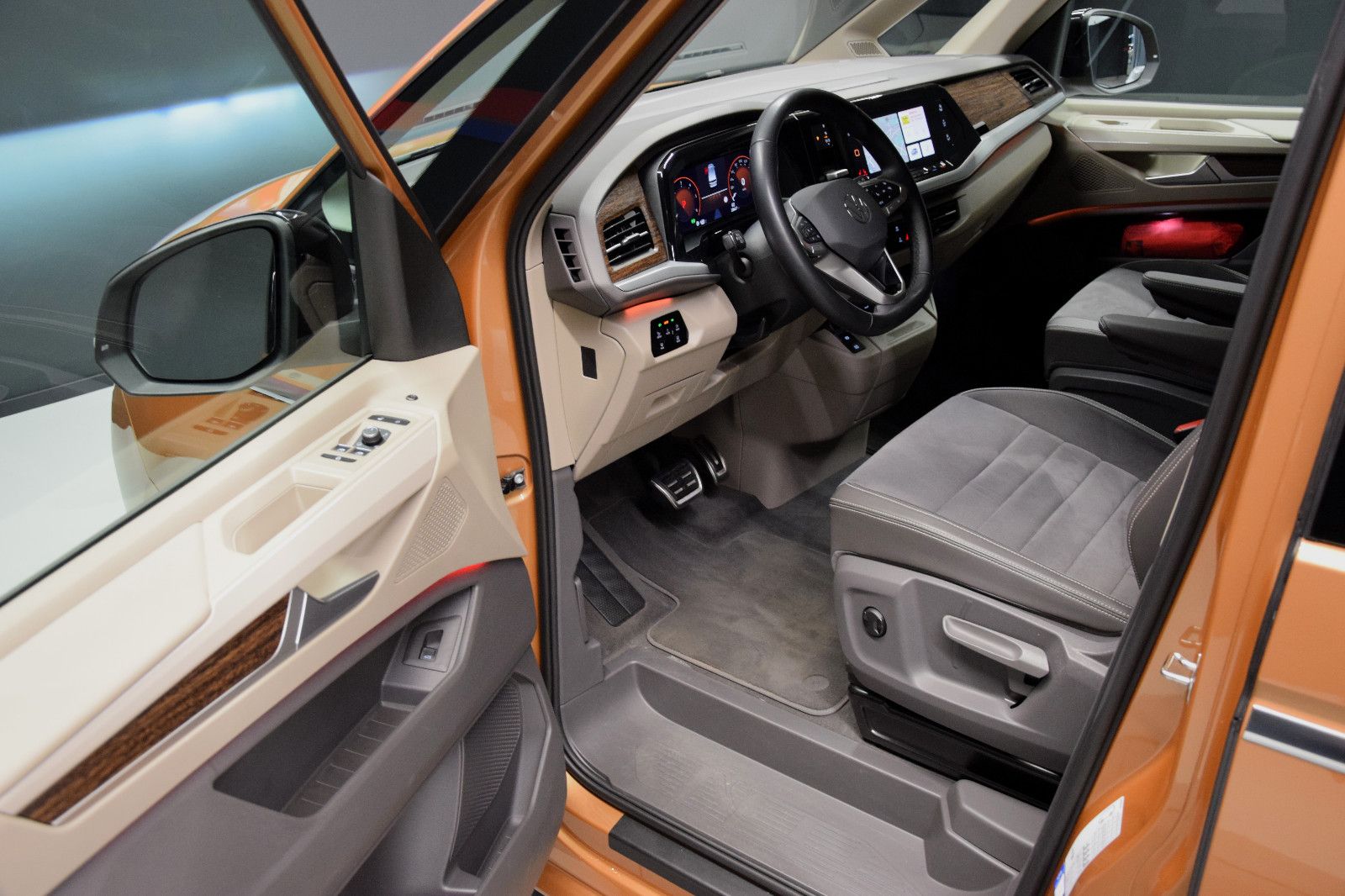 Fahrzeugabbildung Volkswagen T7 Multivan Style 7 Stz. ACC Matrix el.AHK Alcan