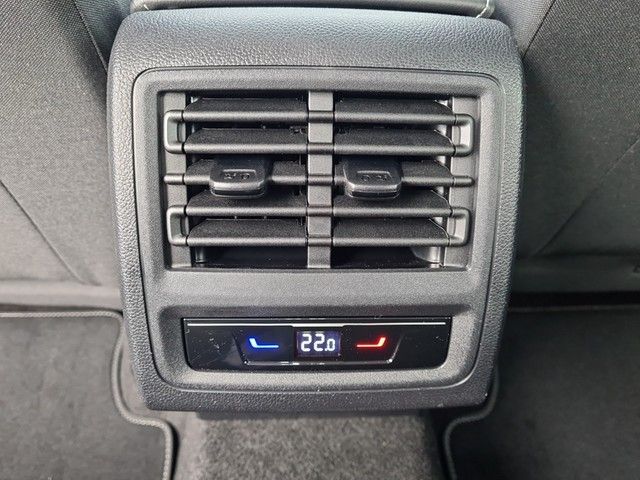Fahrzeugabbildung Volkswagen Golf VIII TSI Move LED AID RFK SH LM