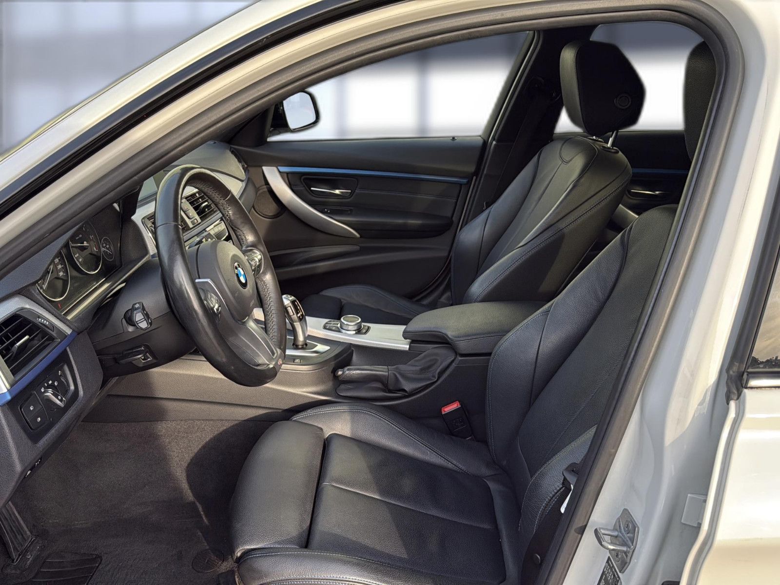 Fahrzeugabbildung BMW 320 d Touring  xDrive M Sport Shadow/ AHK