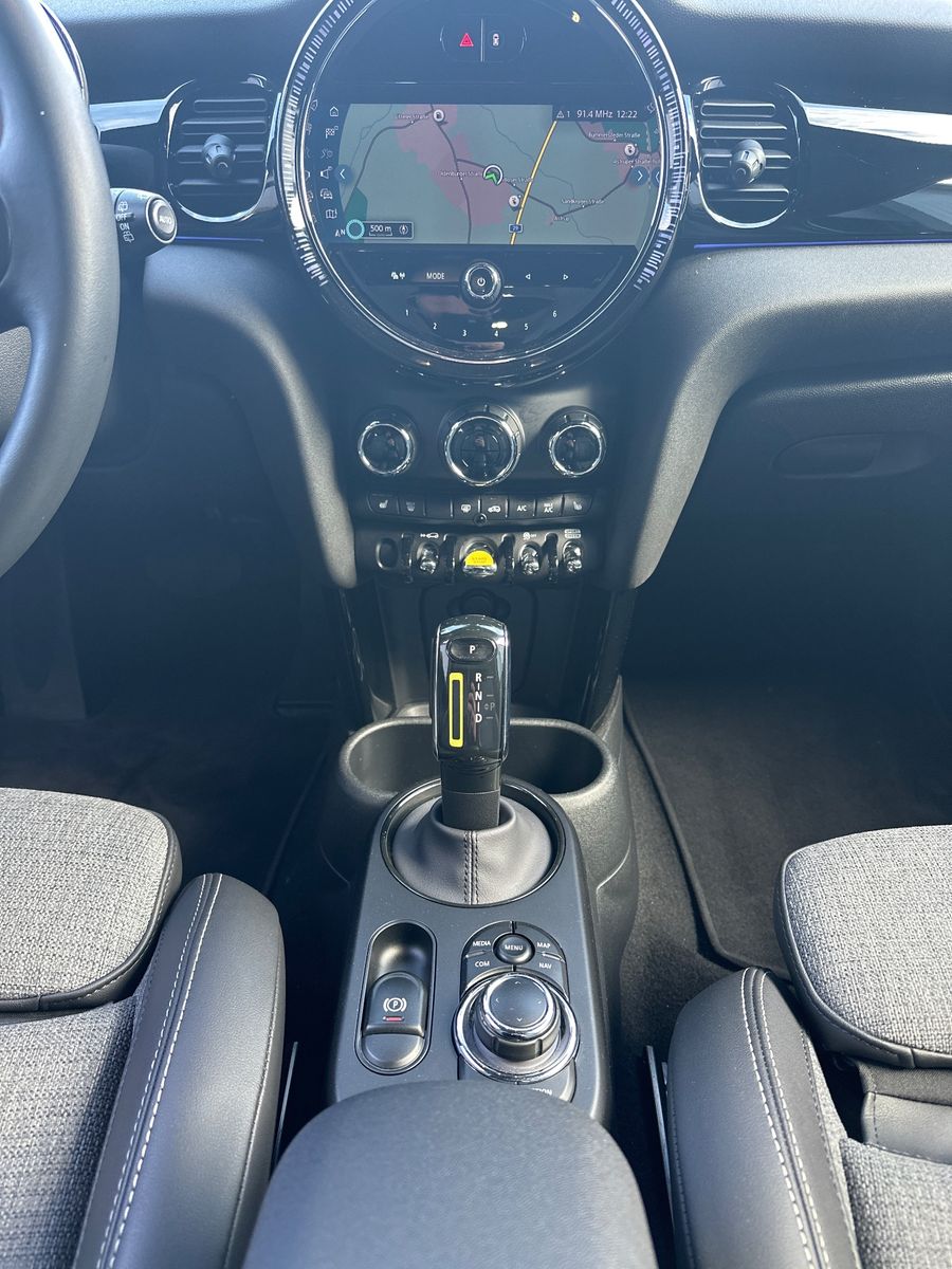 Fahrzeugabbildung MINI Cooper SE Classic Trim Black NAV+LED+KAM+SHZ